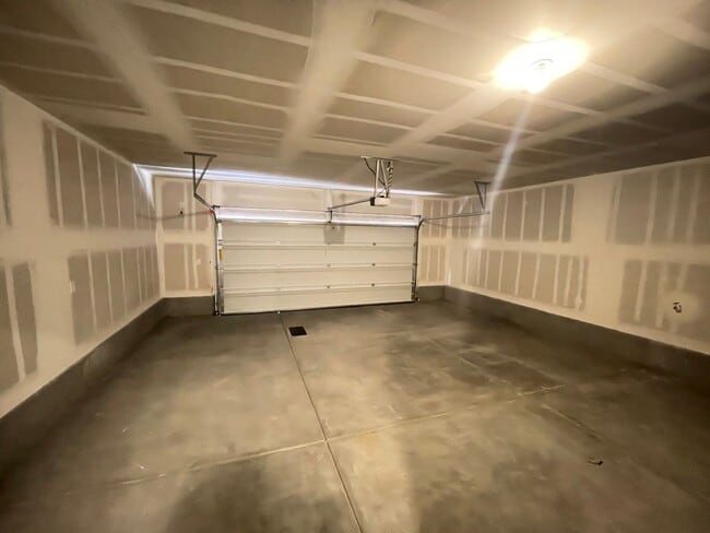 Building Photo - Coming Soon-2 Story Townhome Ready for new tenant on 6/15/2026!