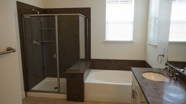 Building Photo - Beautiful 3 Bed, 2.5 Bath in Desirable Dia...