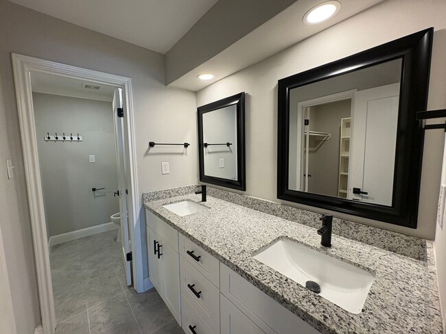 Building Photo - Beautiful 4 bedroom townhouse with incredible kitchen