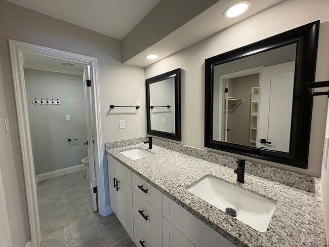 Building Photo - Totally redone 4 bedrooms townhouse.