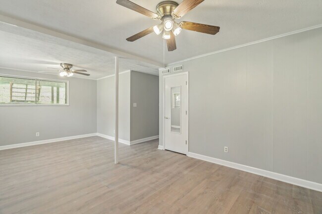 Building Photo - 5201 Aubrey Ln