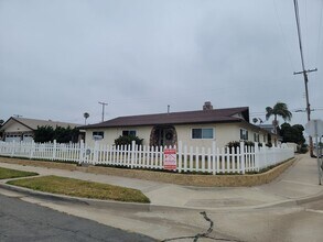 Building Photo - 4 Bed, 2.5 Bath House w/2-Car Garage & Pool