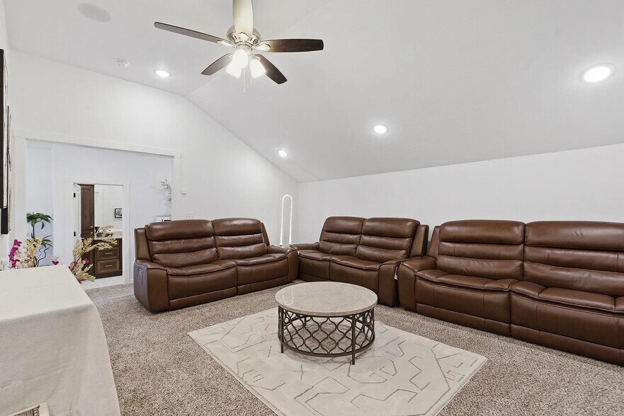 Building Photo - 703 S Hickory Dr