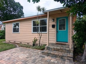 Building Photo - LOCATION, LOCATION, LOCATION w/ INCREDIBLE YARD!