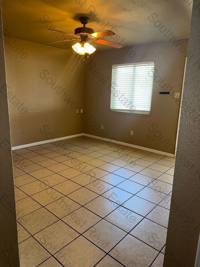 Building Photo - Spacious 2 bedroom 1 Bath apartment- Close...