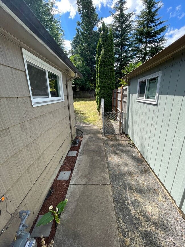 Building Photo - Fantastic SE Salem location!