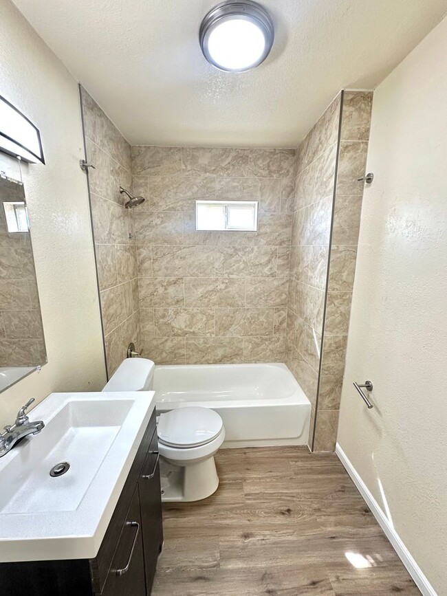 Building Photo - COMING AUGUST 2025 - Remodeled 1 Bedroom A...