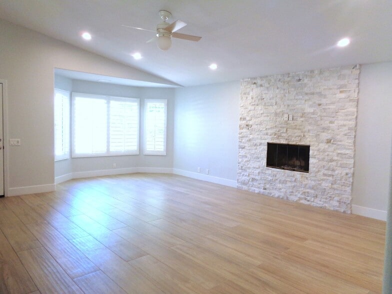 Building Photo - 54140 Avenida Mendoza