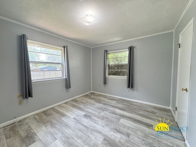 Building Photo - 2052 Roberts Dr