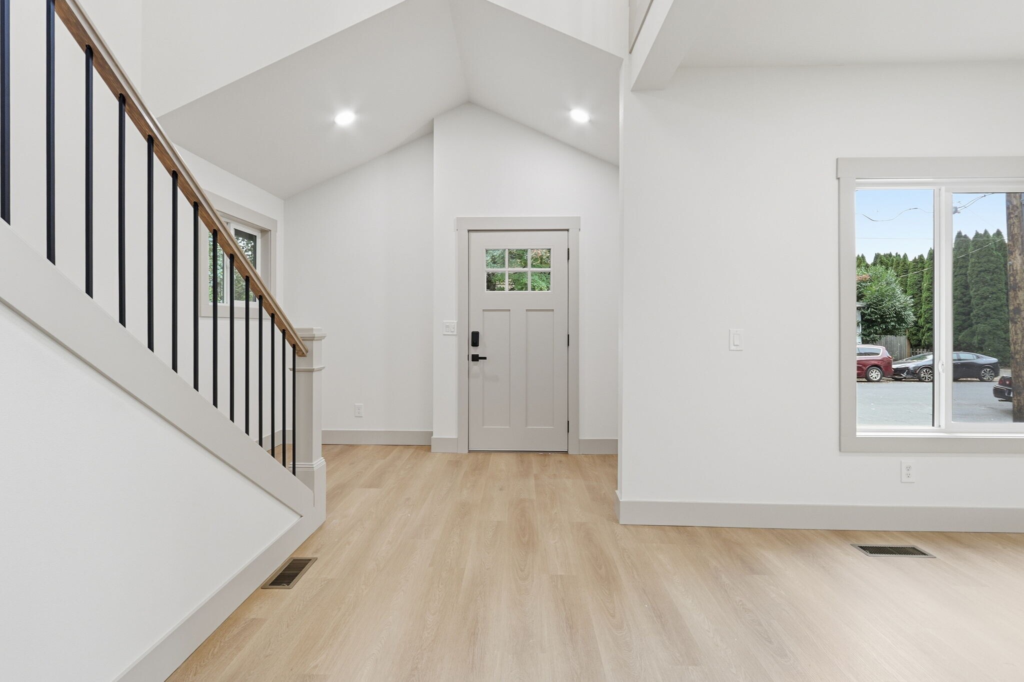 Building Photo - 437 NE Fargo St