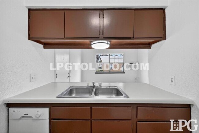 Building Photo - 1230 Bedford Woods Dr