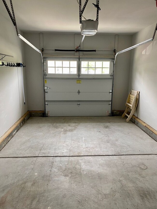 Building Photo - Introducing a stunning Condo with a coasta...