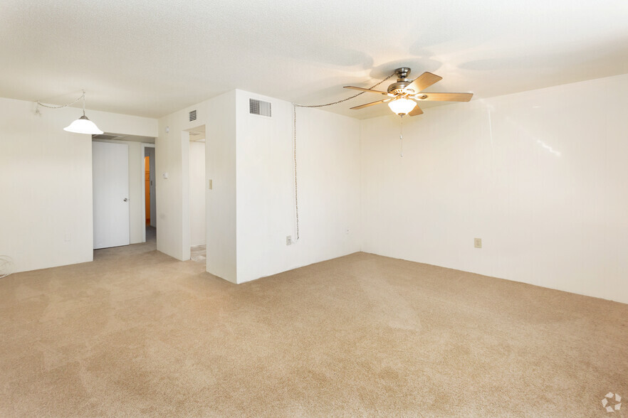 1BD/1BA - 725 SqFt - Living Space - Lindru Gardens