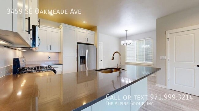 Building Photo - 3459 SE Oakmeade Ave