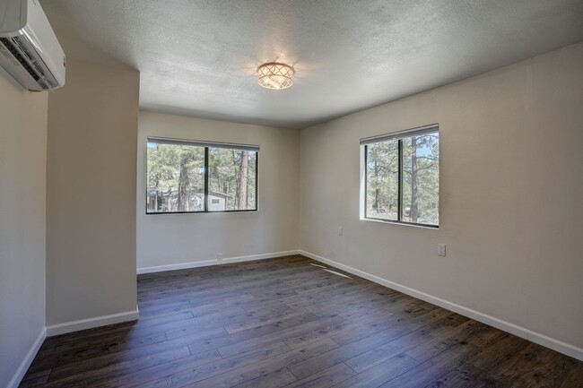 Building Photo - Freshly remodeled 3 bedroom, 2 bathroom ho...