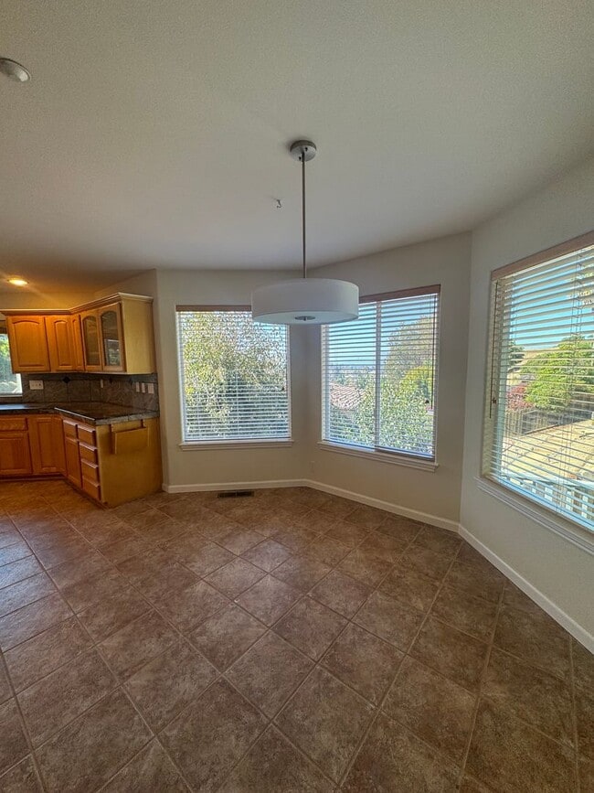 Building Photo - Ocean view home on the hill in Santa Cruz!