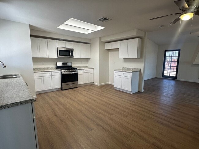 Building Photo - RENOVATED 3+2 with attached garage