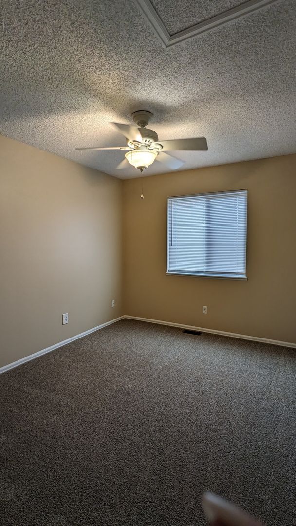 Building Photo - COZY TRI-LEVEL 3 BED/1.5 BATH WITH WOODBUR...