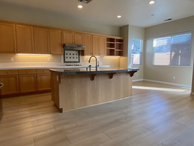 Building Photo - Immaculate home in West Roseville! Please ...