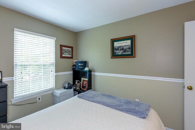 Building Photo - Stylish and Spacious Townhome with Open Floor Plan and Updated Kitchen