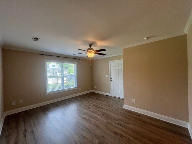 Building Photo - MOVE-IN READY!