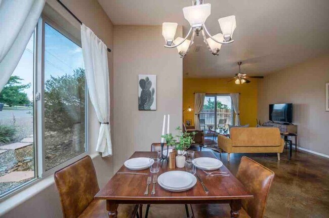Building Photo - Adorable Two Bedroom House in Diamond Valley