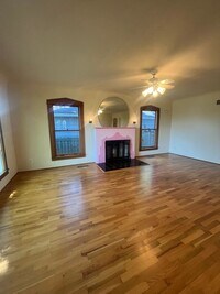 Building Photo - 3- Bedroom 2.5-Bathroom Gardening paradise...
