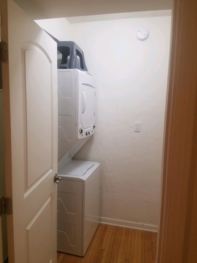 Laundry room - 956 Euclid St
