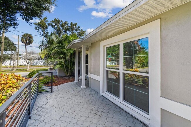 Building Photo - 2 S Treasure Dr