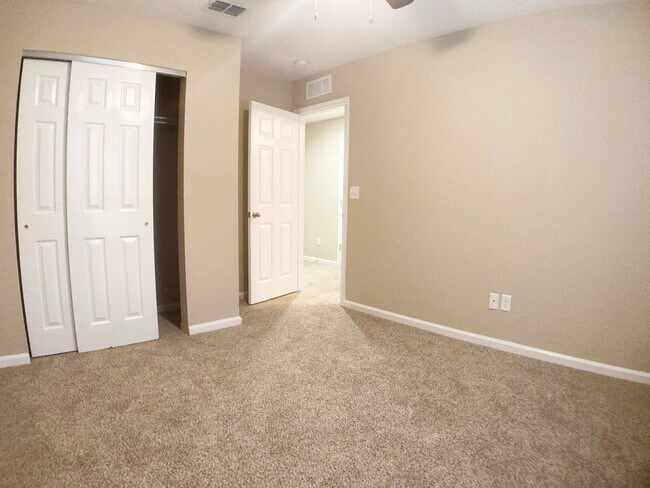 Building Photo - Roomy 3BR Home in NW Jacksonville – 2.5 Ba...