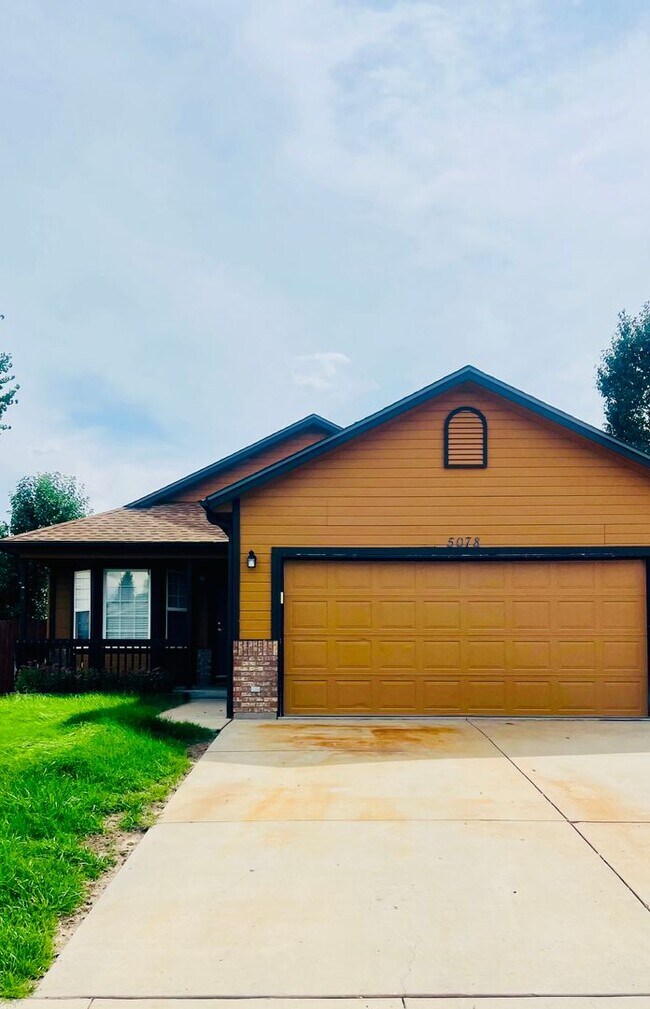 Primary Photo - 4 bedroom 2 bath close to Fort Carson