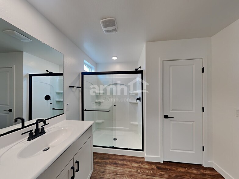 Building Photo - 4019 S 105th Dr