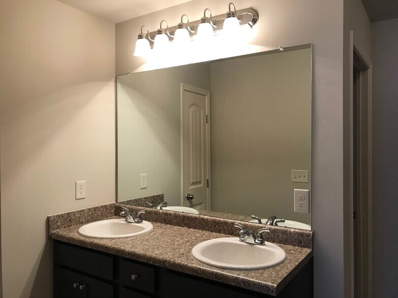 Building Photo - 348 Turtle Creek Dr
