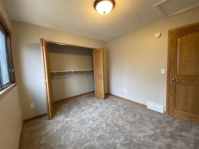 Building Photo - 4 Bedroom Townhome by Moorhead High School!