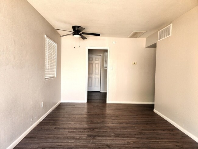 Building Photo - AFFORDABLE & UPDATED PHOENIX LIVING – PRIME LOCATION 1 BEDROOM OWENR OFFERING $500 GIFT CARD SUCC...