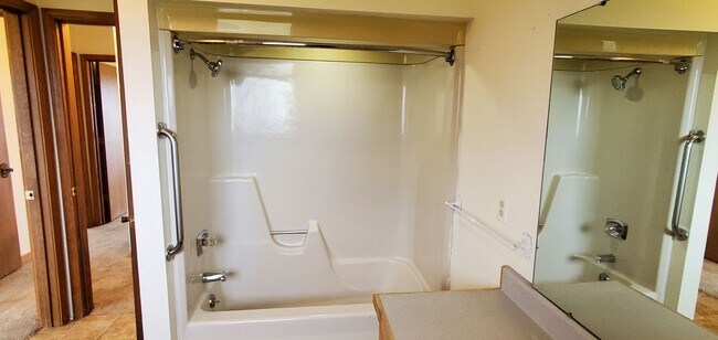 Building Photo - LARGE HOME WITH BEAUTIFUL VIEWS OF BOTH GRAND TRAVERSE BAYS