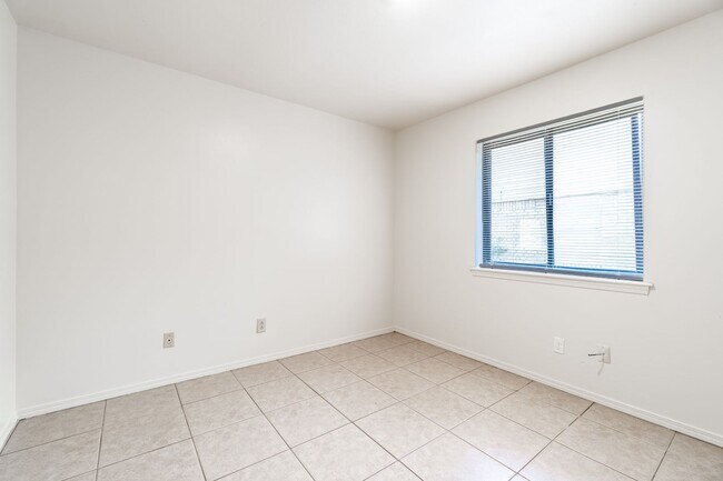 Building Photo - 6824-6826 Jackson Duplex