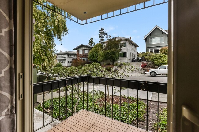 Building Photo - Light And Bright One Bedroom Condo In Oakl...