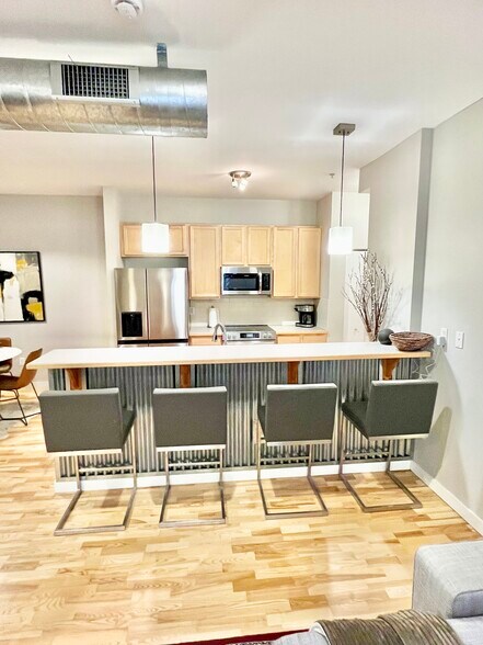 Building Photo - 2422 Tremont Pl