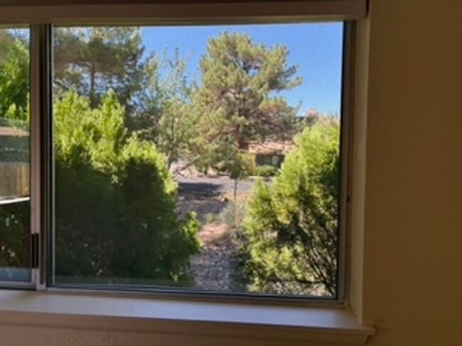 Building Photo - Cozy, West Sedona home with large fenced b...