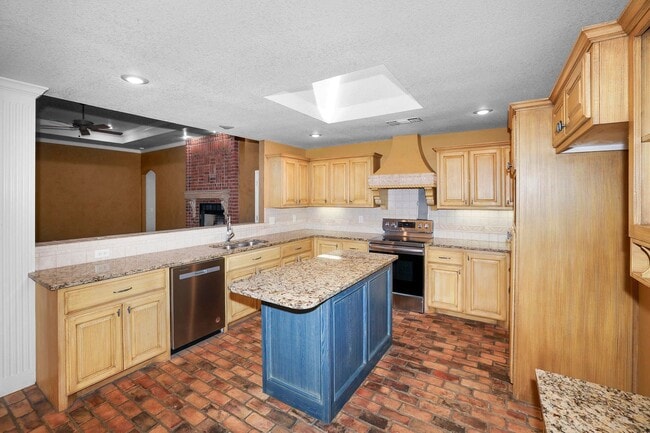 Building Photo - 8305 Challenge Dr