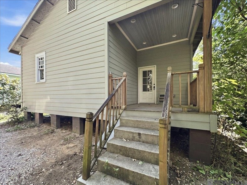 Building Photo - 729 Royal St