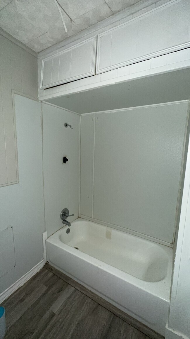 Building Photo - 310 N Rock Island St