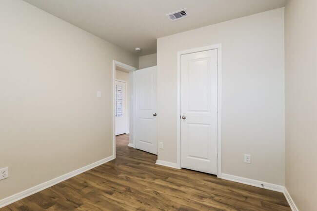 Building Photo - 400 Mustang Trot Dr