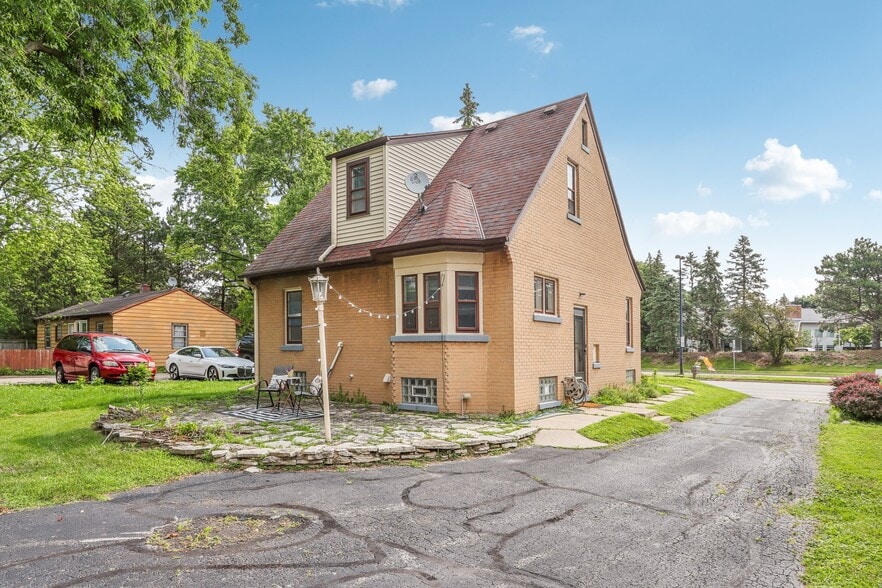 Building Photo - 6225 N Green Bay Ave