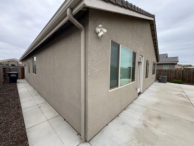 Building Photo - NW Visalia Home For Rent! Close to sports park & shopping centers!