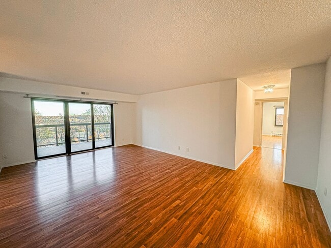 Building Photo - Recently Renovated 3 Bed 2.5 Bath Condo With Balcony In Vibrant Watergate At Landmark - Utilities...