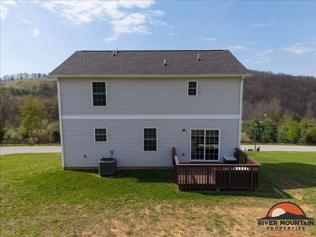Building Photo - Spacious Three Level Home in Pembroke