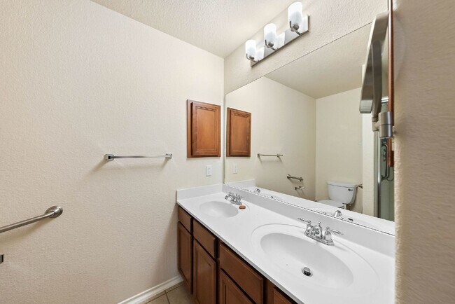 Building Photo - Gated Community - Resort Amenities