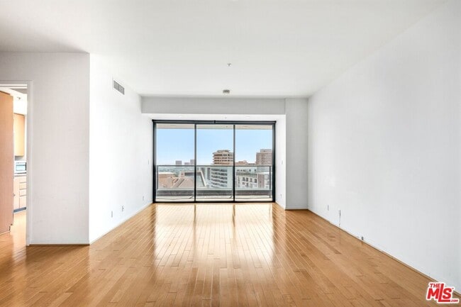 Building Photo - 10490 Wilshire Blvd